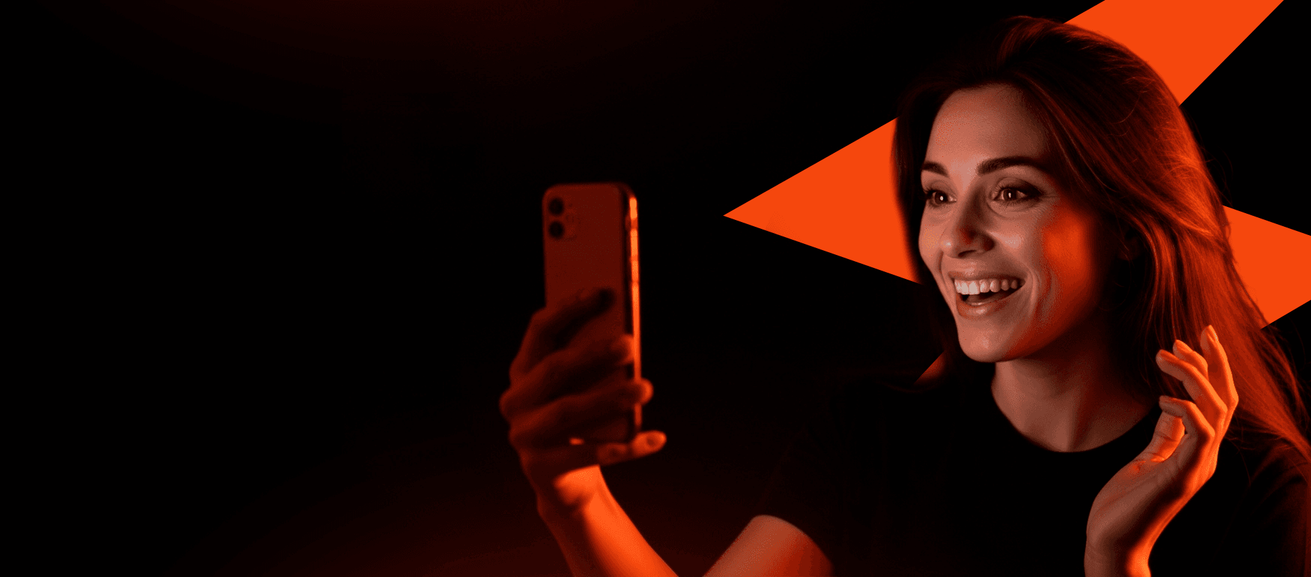 Homem sorrindo usando celular